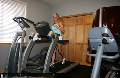 Amateur chick Naughty Allie receives an open mouth facial after a workout