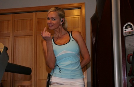 Amateur chick Naughty Allie receives an open mouth facial after a workout