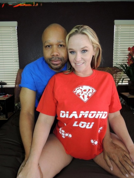 Blonde amateur Dee Siren shows her boobs before being joined by Diamond Lou