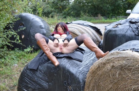 Horny mature Barby spreads ass in stockings & boots in naked outdoor upskirt