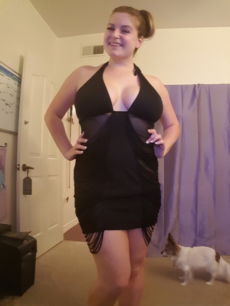Thick amateur takes takes self shots off her ample assets around the house