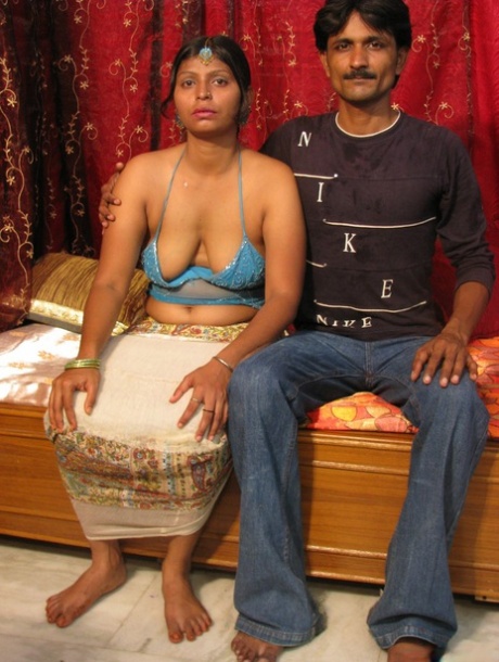 Indian woman unleashes her natural breasts before kissing her lover