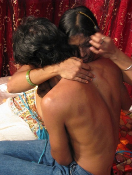 Indian woman unleashes her natural breasts before kissing her lover