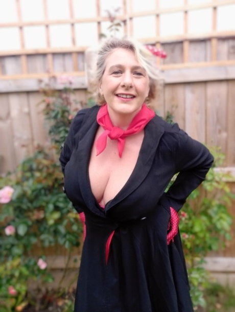 Mature amateur Camilla Creampie models by herself after sex on a rug