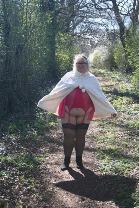 Obese UK blonde Lexie Cummings exposes her tits and huge ass in a field