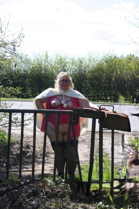 Obese UK blonde Lexie Cummings exposes her tits and huge ass in a field