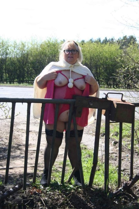Obese UK blonde Lexie Cummings exposes her tits and huge ass in a field