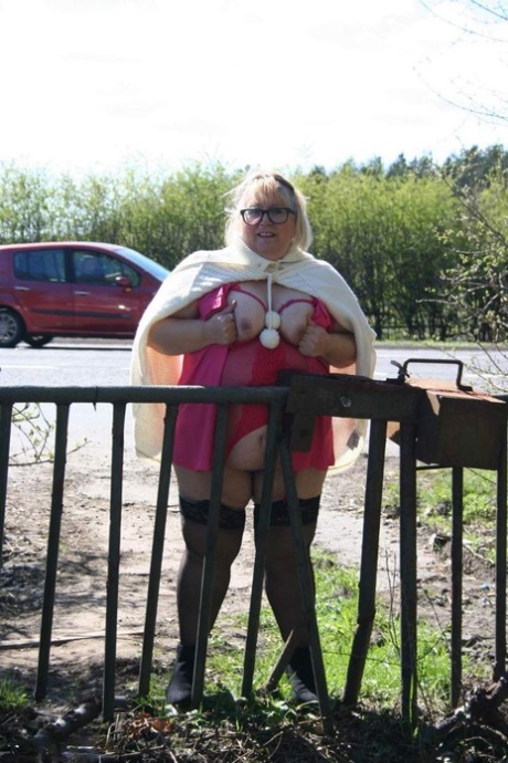 Obese UK blonde Lexie Cummings exposes her tits and huge ass in a field