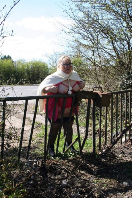 Obese UK blonde Lexie Cummings exposes her tits and huge ass in a field