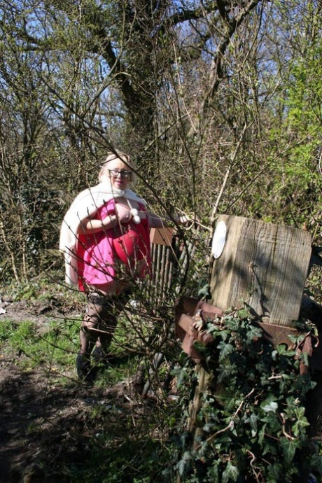 Obese UK blonde Lexie Cummings exposes her tits and huge ass in a field