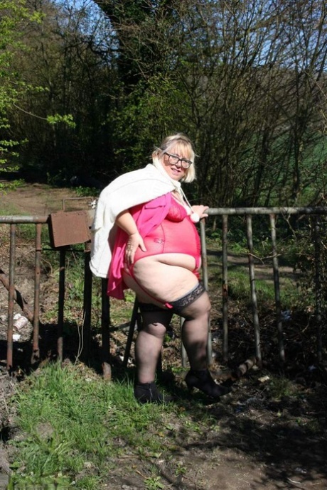 Obese UK blonde Lexie Cummings exposes her tits and huge ass in a field