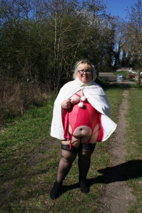 Obese UK blonde Lexie Cummings exposes her tits and huge ass in a field