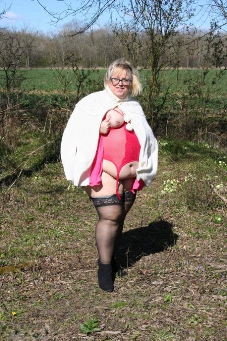 Obese UK blonde Lexie Cummings exposes her tits and huge ass in a field