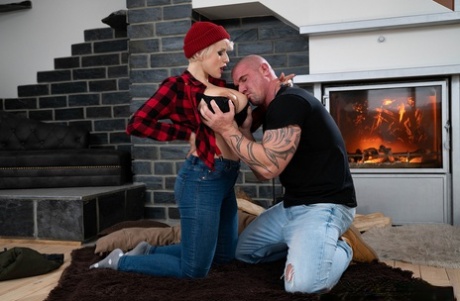 Platinum blonde Angel Wicky has pussy to mouth sex while wearing a toque