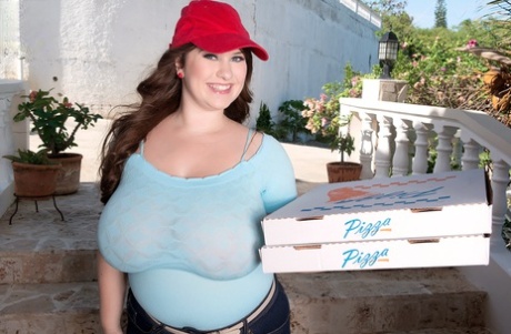 Solo girl Jennica Lynn picks up a couple of pizzas before baring her knockers