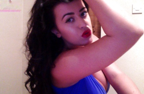 European pornstar Leanne Crow dose some sexy self shots while naked