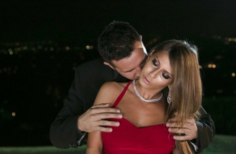 Glamorous brunette vixen gets shagged tough and facialized outdoor