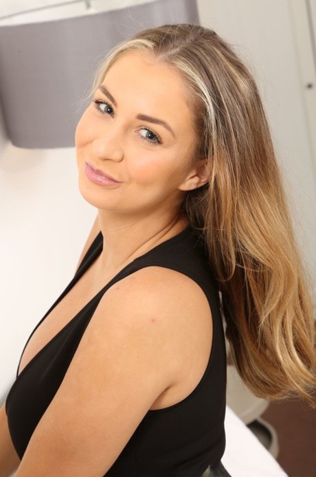 American bombshell Suzie Q bares her giant natural breasts in the bedroom