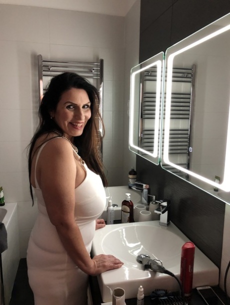 Big breasted mom Josephine James teases with her amazing cleavage