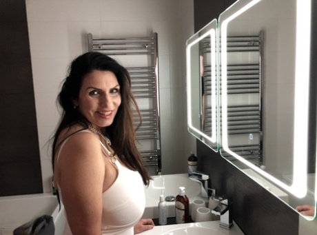 Big breasted mom Josephine James teases with her amazing cleavage