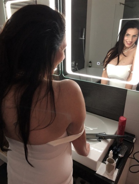 Big breasted mom Josephine James teases with her amazing cleavage