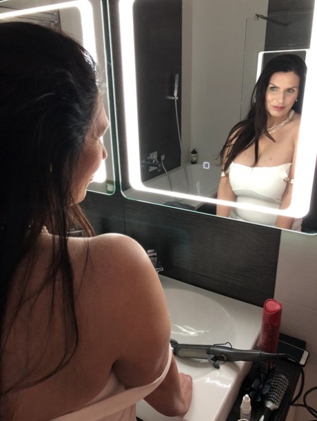 Big breasted mom Josephine James teases with her amazing cleavage