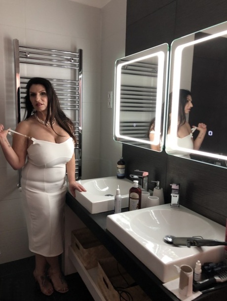 Big breasted mom Josephine James teases with her amazing cleavage