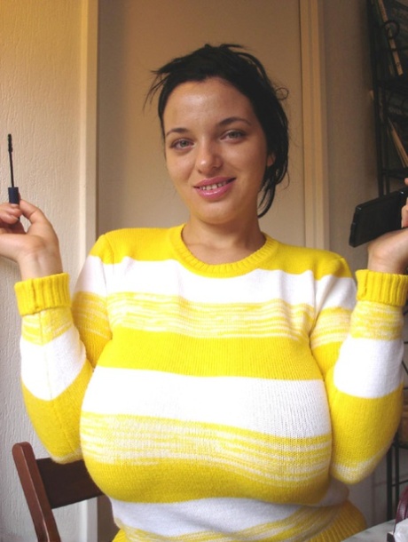 Amateur beauty Joana puts sexy lipstick on before revealing her natural tits