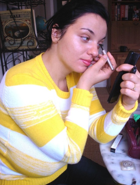 Amateur beauty Joana puts sexy lipstick on before revealing her natural tits
