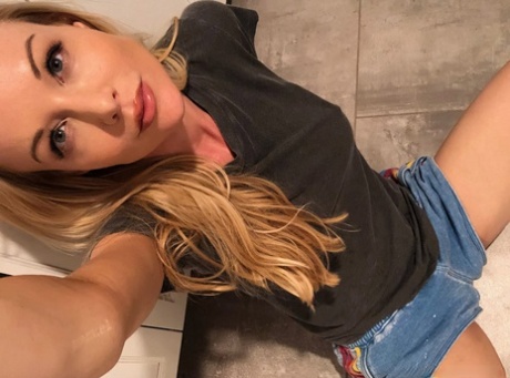 Blonde American with big tits Kayden Kross flaunts her long hard nipples
