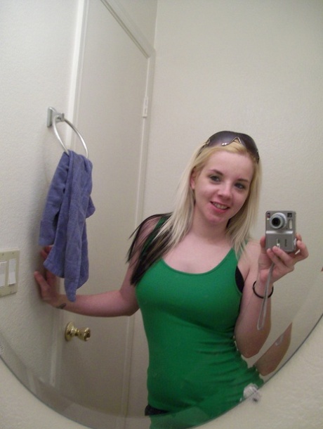Amateur teen Sexy Starr unveils her big tits and poses in the mirror