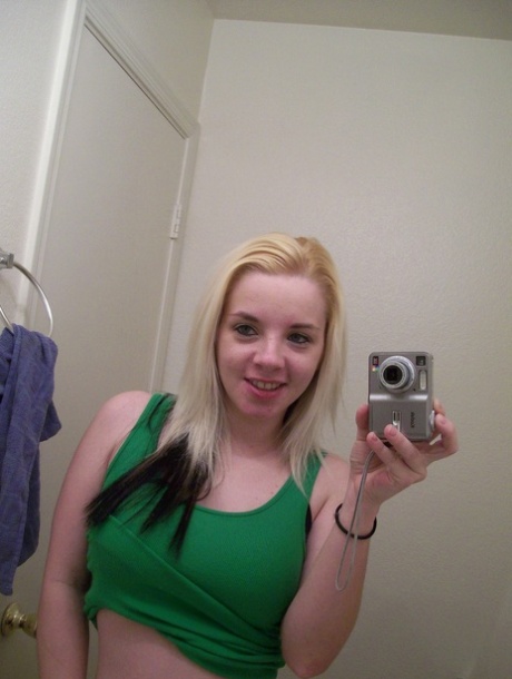 Amateur teen Sexy Starr unveils her big tits and poses in the mirror