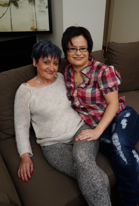 Granny Evalyne & her teenage lesbian girlfriend Karina W rim each other