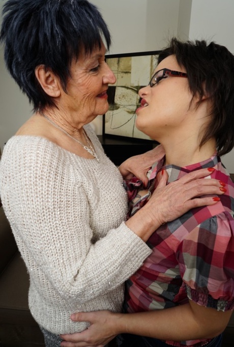 Granny Evalyne & her teenage lesbian girlfriend Karina W rim each other