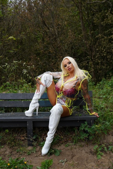 British bimbo Sophie Anderson gets double banged in an interracial 3some