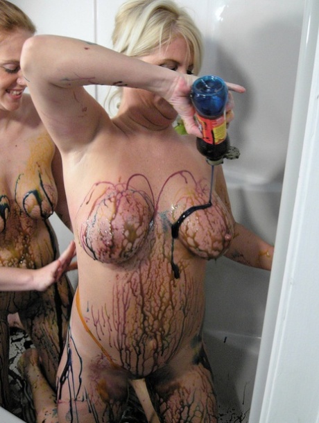 Young lesbian Mariah & a mature blonde Alexis Anderson play with color paints