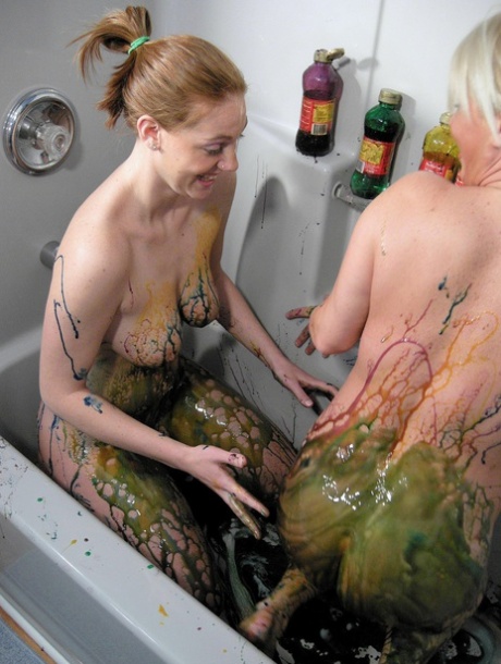 Young lesbian Mariah & a mature blonde Alexis Anderson play with color paints