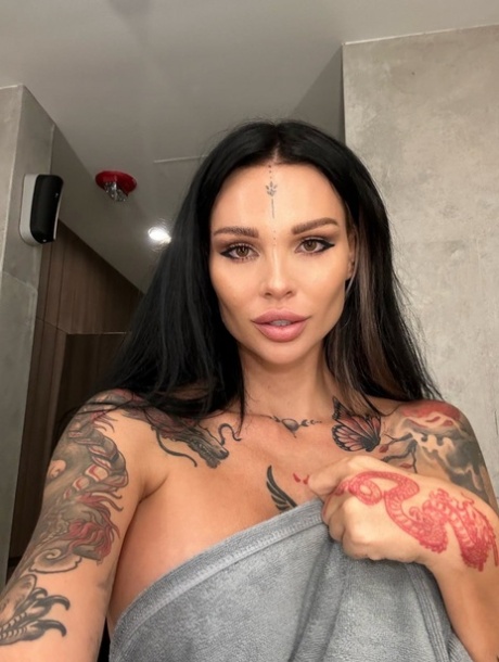 Inked OnlyFans hottie Sunny Free showing off her killer curves in a solo