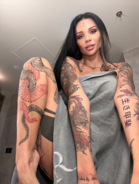 Inked OnlyFans hottie Sunny Free showing off her killer curves in a solo