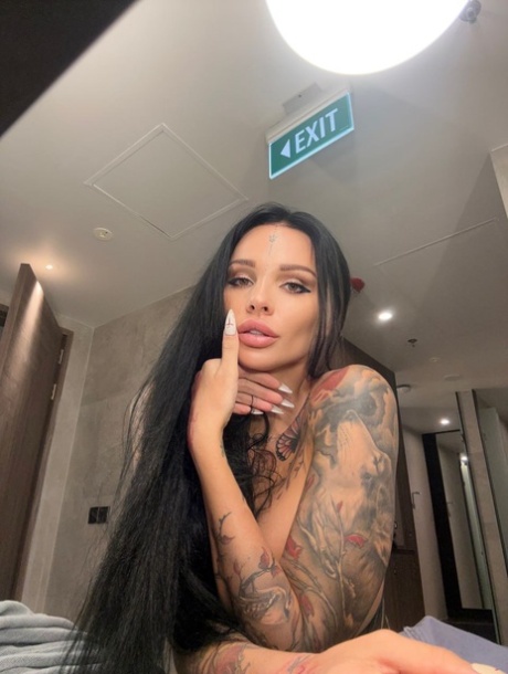 Inked OnlyFans hottie Sunny Free showing off her killer curves in a solo
