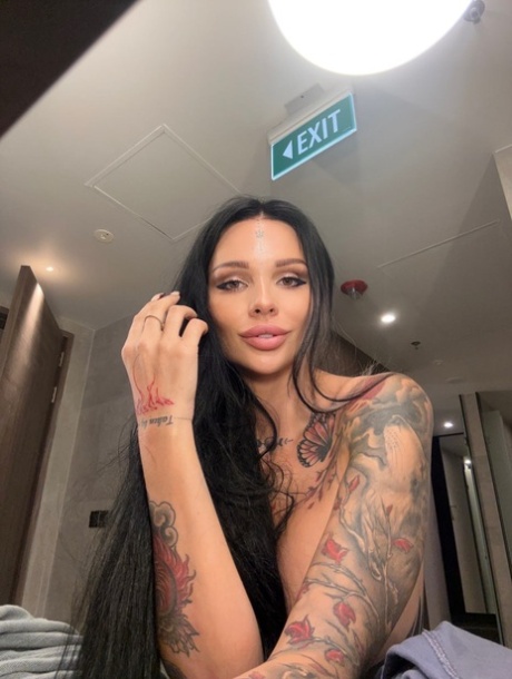 Inked OnlyFans hottie Sunny Free showing off her killer curves in a solo