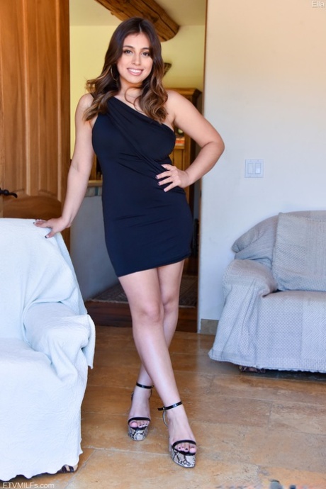 Curvy beauty Ella plays with her amazing natural tits and poses nude